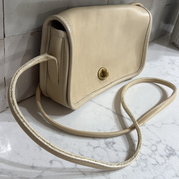 Vintage Coach NYC Dinky Crossbody bag in Bone White - Picture 3 of 9
